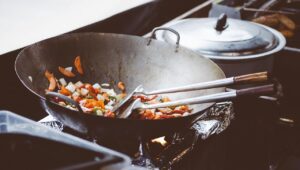 Cours de cuisine thaïlandaise : Chiang Mai ou Bangkok — lequel choisir en 2026 ?