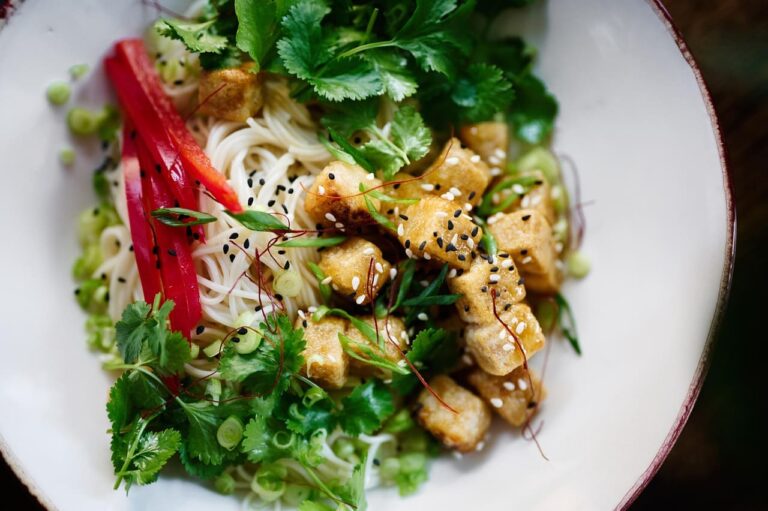 Plat végétarien thaïlandais, légumes sautés et tofu